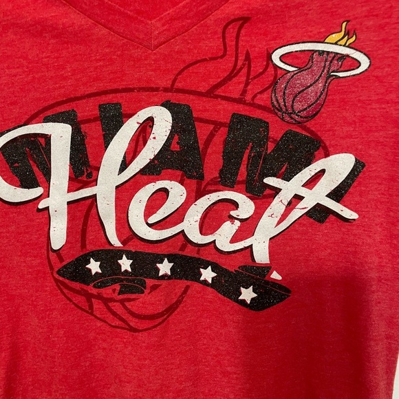 NBA Women’s Miami Heat shimmer logo Red V Neck Short sleeve large - Picture 2 of 5